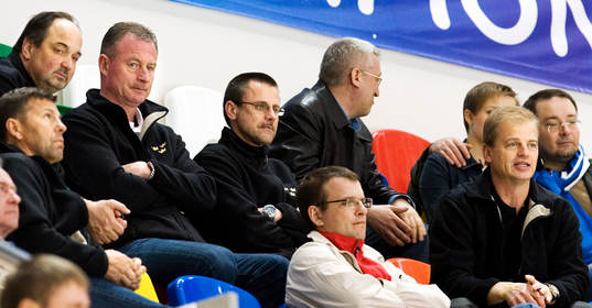 Champions, Sveriges tränare på plats för att spana in