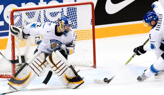 Lasse Kukkonen räddar Kari Lehtonen, målvakt