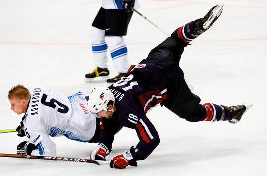 tuff tackling David Backes och Lasse Kukkonen