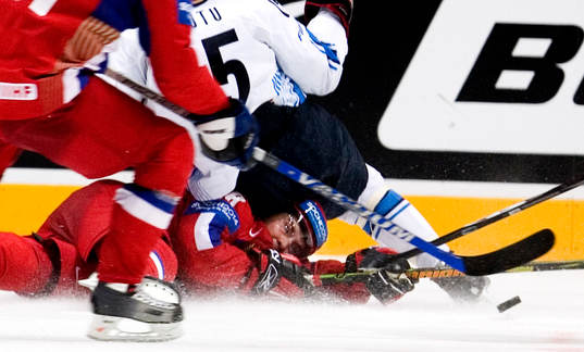 Tuomo Ruutu och Sergey Brylin