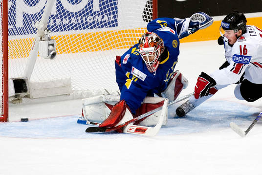 Jonathan Toews sätter 2-0 för Kanada på en chanslös