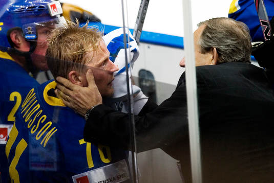 Lennart Hovelius plåstrar ihop Johan Davidsson