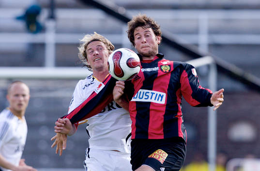 Daniel Tjernström, AIK och Olof Guterstam, BP i nickduell