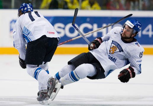 Guld till Kanada. Tomi Kallio tacklar sin medspelare Tuomo