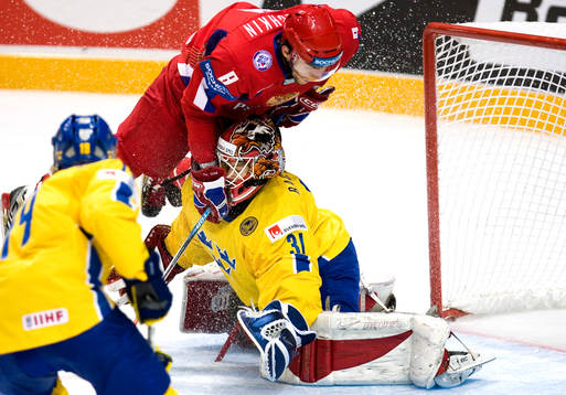 Alexander Ovechkin och Johan Backlund, målvakt