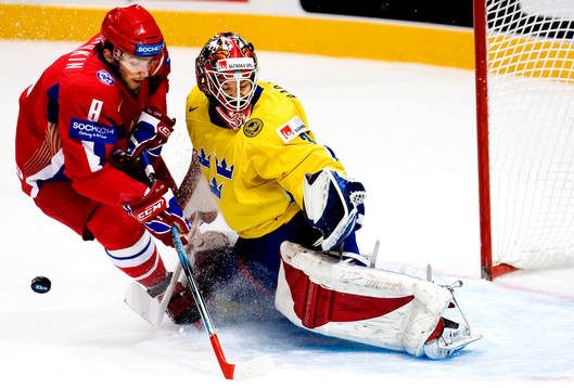 Alexander Ovechkin och Johan Backlund, målvakt
