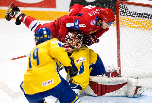 Alexander Ovechkin och Johan Backlund, målvakt