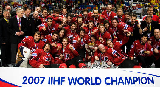 Guld till Kanada. VM-guld, pokal, lagbild, världsmästare
