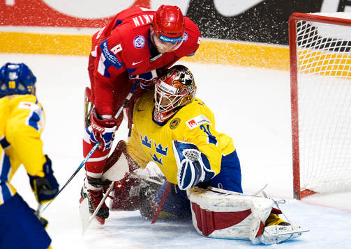 Alexander Ovechkin och Johan Backlund, målvakt