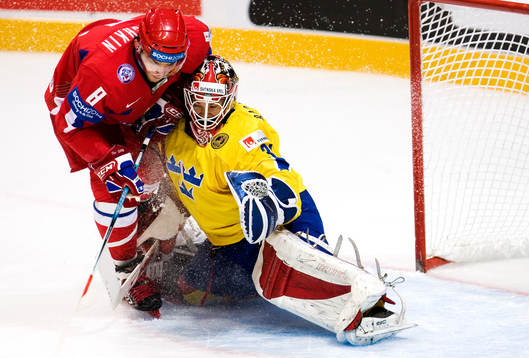 Alexander Ovechkin och Johan Backlund, målvakt