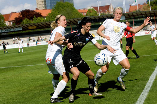 Lotta Schelin, Göteborg hårt uppvaktad