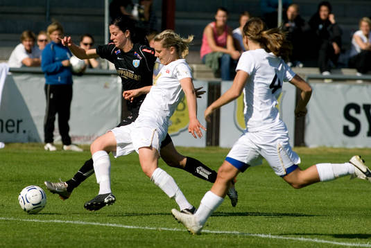 Lotta Schelin försöker ta sig förbi LDB´s backar