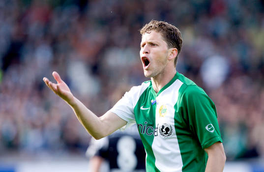 Paulinho Guaré, Hammarby, skäller på linjedomaren