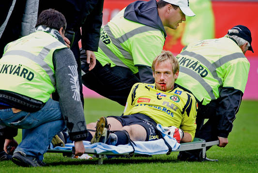 Peter Westman, Målvakt Örebro. Skada, skadad, bår,