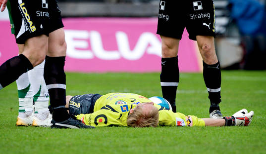 Peter Westman, Målvakt Örebro ligger helt utslagen.