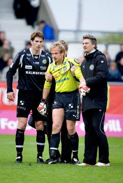 Peter Westman, Målvakt Örebro, är groggy men försöker