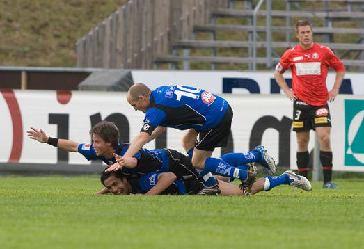 Halmstadsjubel sedan Emra Tahirovic gjort 1 - 0. Jubel