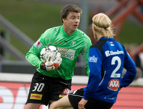 Christian Fegler, målvakt, tar bollen framför anstormande