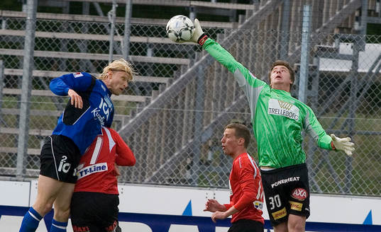 Christian Fegler, målvakt, Trelleborg, får handen på