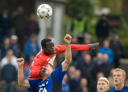 Michael Mensah täpper till munnen på "sin" motståndare i