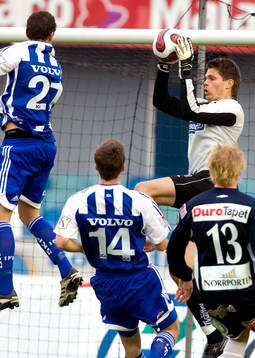 Mattias Hugosson, målvakt, Gefle, plockar ner ett inlägg