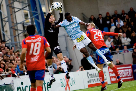 Daniel Andersson, HIF vinner en luftduell mot Edward Ofere,