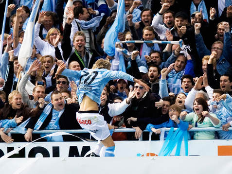 0-1, Ola Toivonen, som hoppar över och firar med fansen