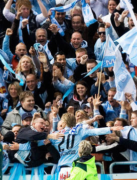0-1, Ola Toivonen, som hoppar över och firar med fansen