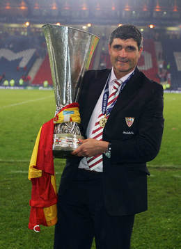 Juande Ramos, tränare, Sevilla, med segerpokal. Vinnare.