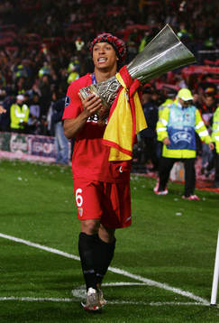 Adriano, Sevilla, firar med segerpokal. Seger. Lycka.