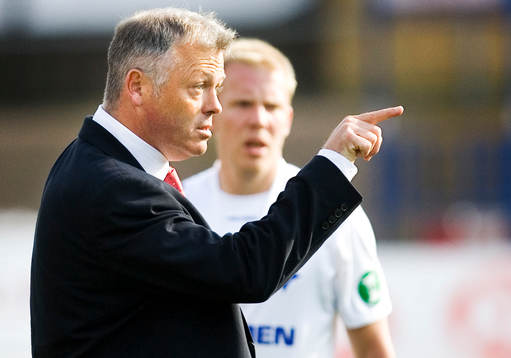 Giles Stille, pekar och säger något dumt till domaren vad