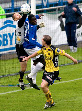 Johan Wiland, Elfsborgs målvakt räddar framför Michael
