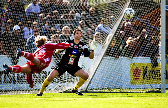 Jonas Bergman missar perfekt chans på Rickard Fransson,