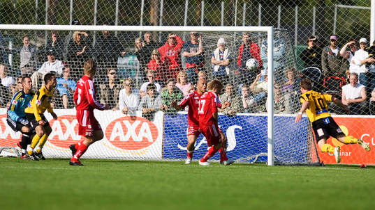 Marcus Ekenberg nickar in 2-0 för Mjällby