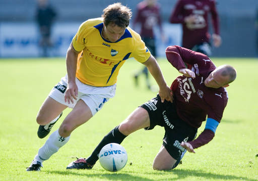 Jörgen Svensson får ner Mattias Lundström på knä