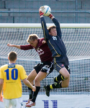 IFK Malmös målvakt Magnus Ringdahl greppar bollen