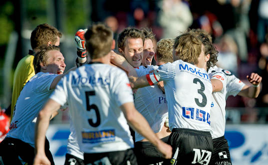 Richard Richardsson, Målvakt Örebro (mitten), kramas om