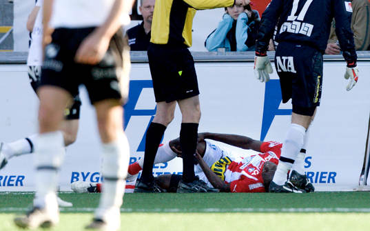 Edward Ofere, Malmö skadar sitt knä. Skada