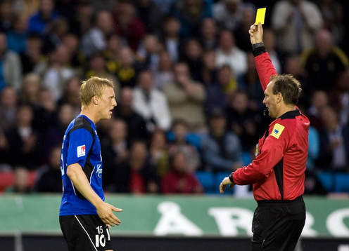Peter Larsson, Halmstad och Håkan Jonasson, domare, gult