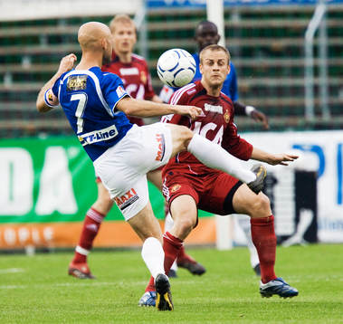 Mattias Thylander lyfter över Daniel Sjölund