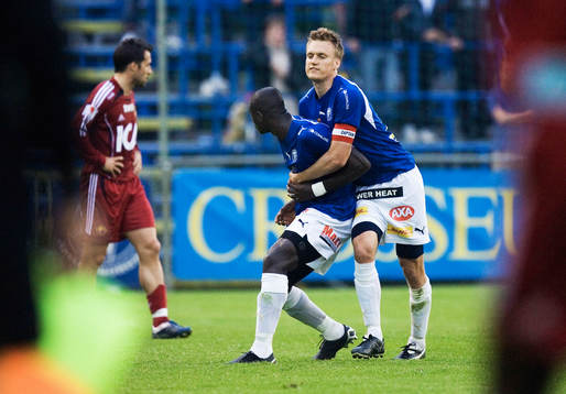 Utvisning, Michael Mensah, som mer eller mindre bärs ut av