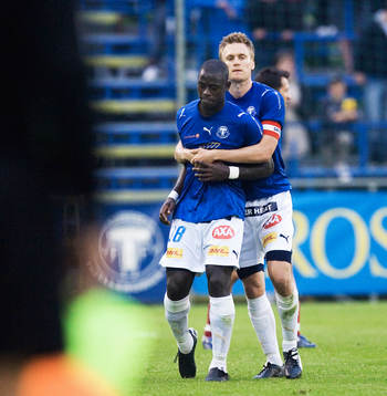 Utvisning, Michael Mensah, som mer eller mindre bärs ut av