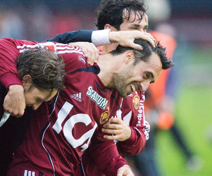 Matias Concha klappas om av lagkamrater. Glädje