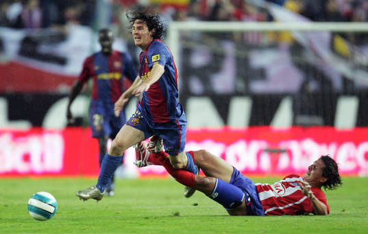 Lionel Messi, Barcelona, tacklas av Fabiano Eller, Madrid.