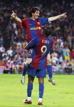 Samuel Eto'o lyfter Lionel Messi, Barcelona. Glädje.