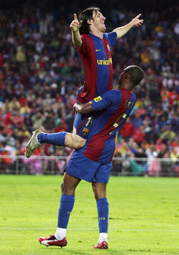 Samuel Eto'o lyfter Lionel Messi, Barcelona. Glädje.