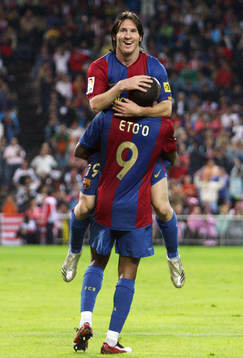 Samuel Eto'o lyfter Lionel Messi, Barcelona. Glädje.