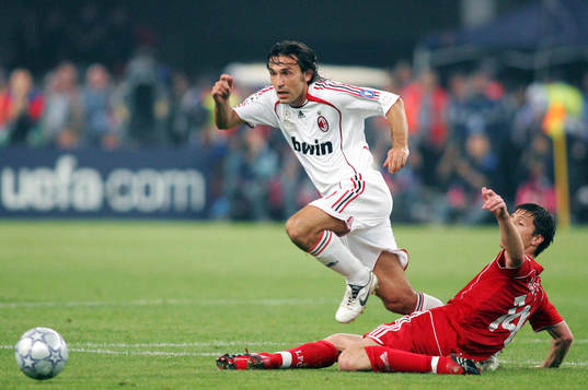 Andrea Pirlo, Milan, tar sig förbi Xabi Alonso, Liverpool