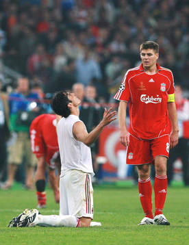 En nedstämd Steven Gerrard, Liverpool, ser på Kaka,