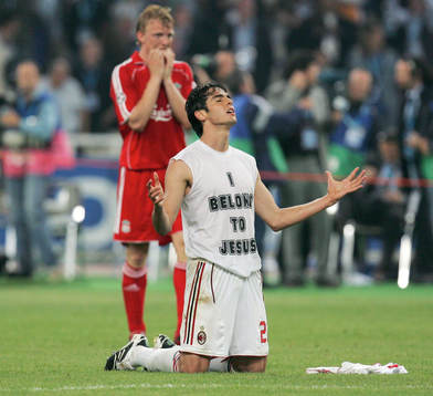 Kaka, Milan, ber på knä. Steven Gerrard, Liverpool, fasar